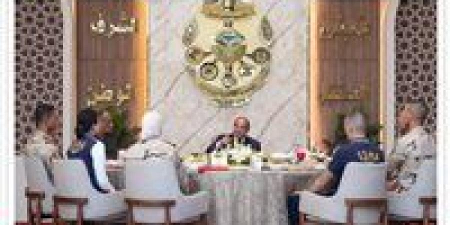 السيسي يجري حوارًا مع طلبة الأكاديمية العسكرية حول الأوضاع الداخلية والتطورات الإقليمية الراهنة