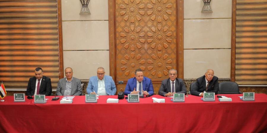 نقيب المهندسين وهيئة مكتب النقابة العامة يعقدون اجتماعًا مع رؤساء النقابات الفرعية لبحث الملفات المهنية والخدمية