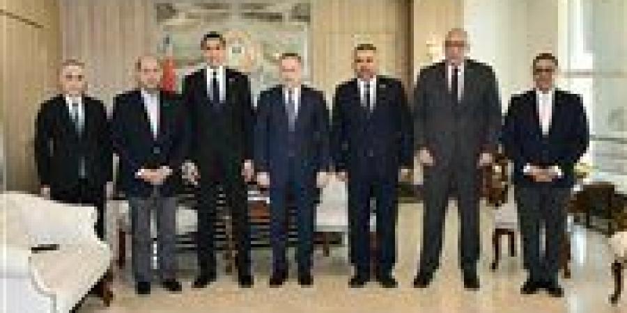 وزيرا الشباب والتعليم العالي يبحثان تطوير الرياضة الجامعية بحضور ياسر إدريس