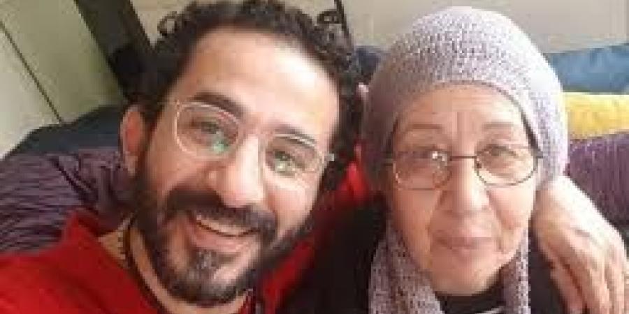 بعد وفاتها.. كيف تحدث أحمد حلمي عن والدته الراحلة