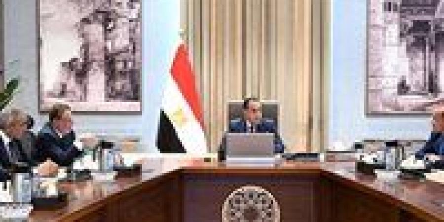 رئيس الوزراء يجتمع مع محافظ البنك المركزي ووزير المالية لاستعراض عددٍ من الملفات