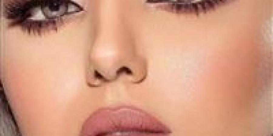 مشكلة الحر مع المكياج.. خبراء التجميل يكشفون 6 حيل لثبات يدوم