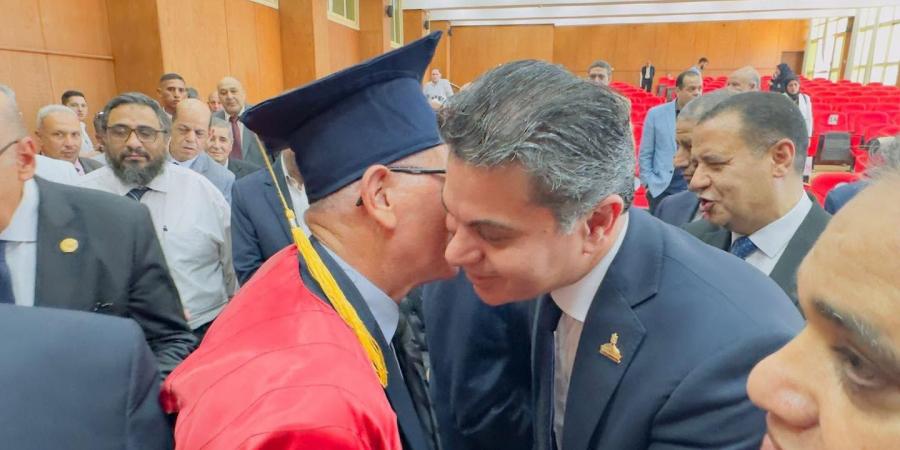 بطل من أكتوبر يناقش رسالة دكتوراه في القانون بجامعة طنطا .. والنائب مجدي البري يشيد بمسيرة عسكرية وأكاديمية استثنائية