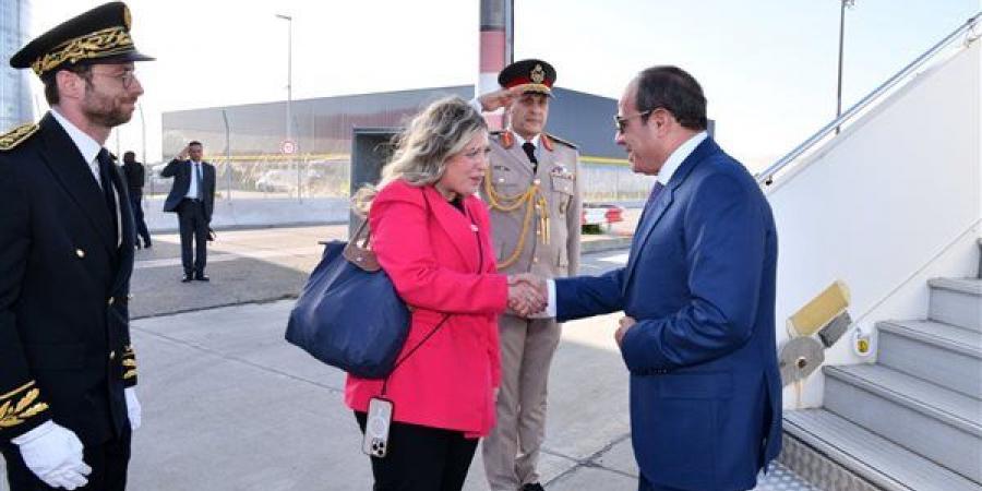 السيسي يصل إلى فرنسا للمشاركة في أعمال قمة مجموعة الدول السبع (صور)