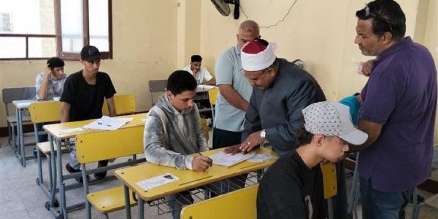 رئيس منطقة الإسماعيلية الأزهرية يتفقد لجان الثانوية بالقنطرة غرب