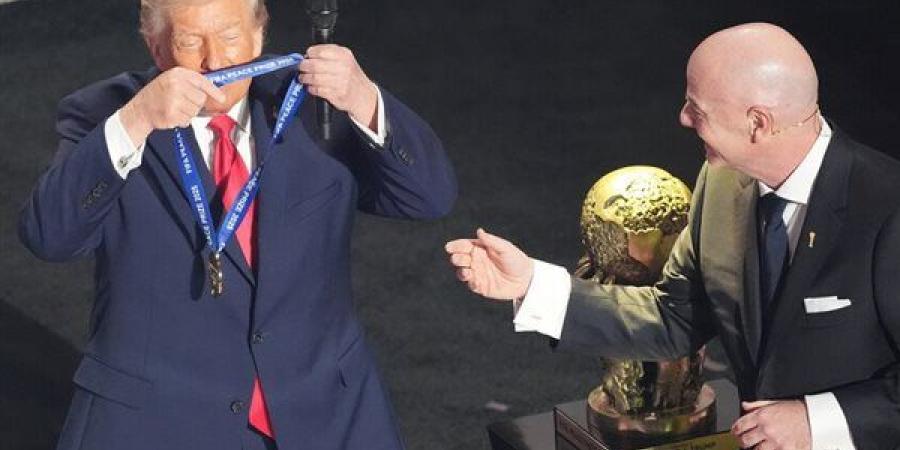 أزمات مبكرة تضرب كأس العالم، من "حظر" الحكام إلى "ثعابين" سويسرا و"سرقة" الأسود الثلاثة!
