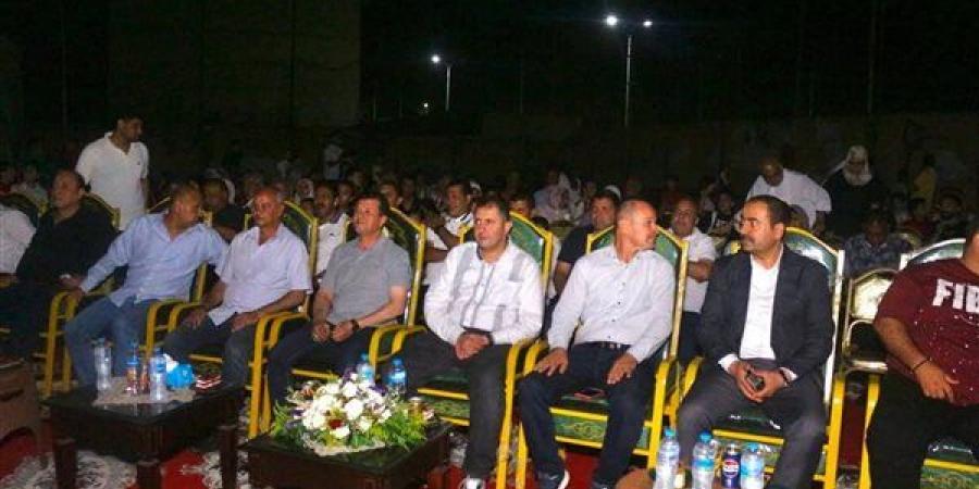 محافظ دمياط يشارك المواطنين مؤازرة المنتخب الوطني أمام بلجيكا في كأس العالم (صور)