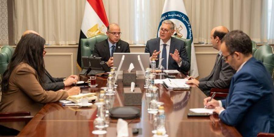 لجنة مشتركة بين "البترول " و"الاستثمار" لتعزيز فرص تمويل مشروعات القطاع
