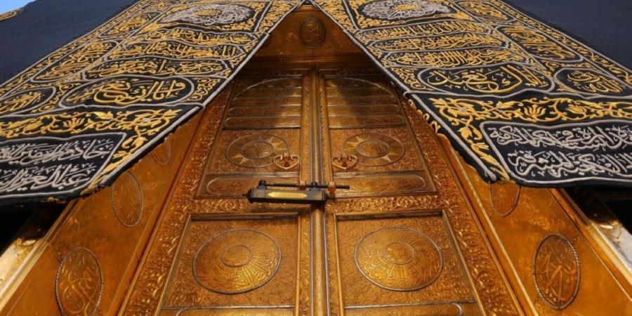 باب الكعبة المشرفة.. إرث تاريخي وصناعة فنية تجسد عناية المملكة ببيت الله الحرام