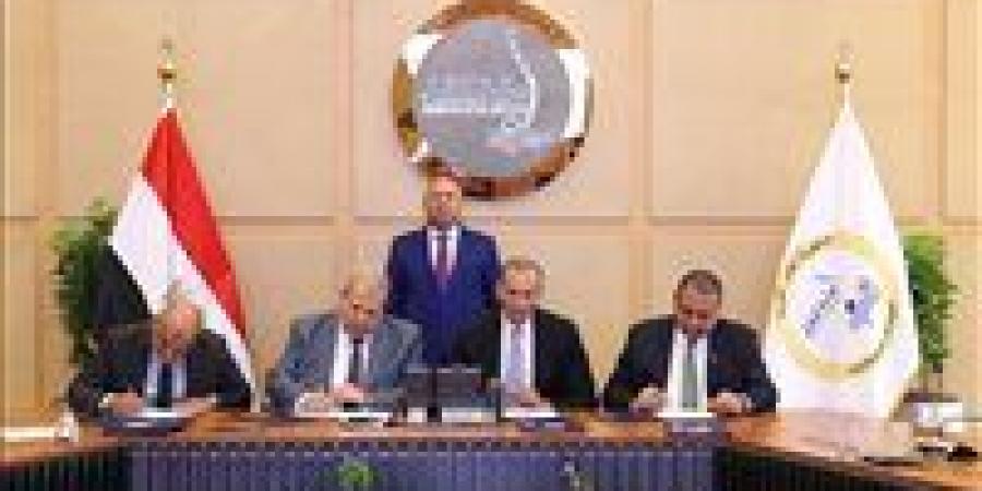 وزير النقل يشهد توقيع عقود جديدة لتطوير السكك الحديدية وتعزيز الممرات اللوجستية