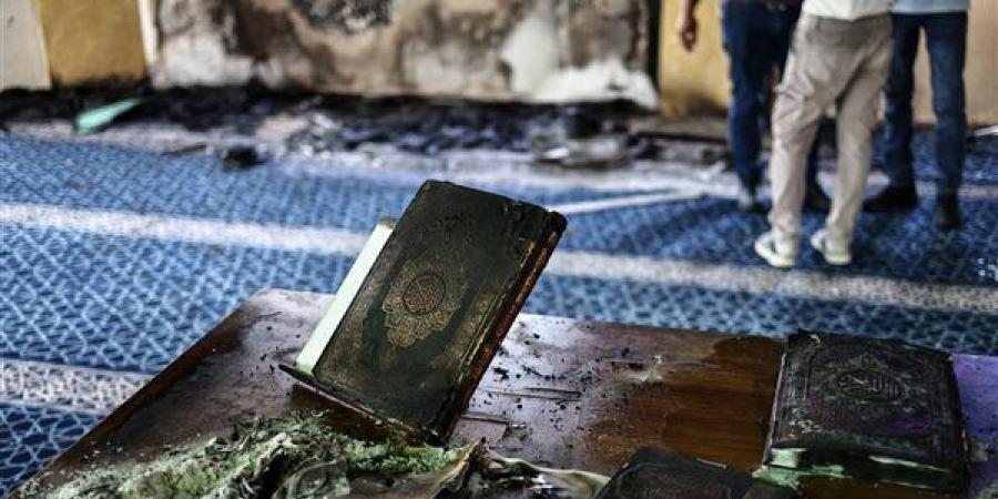 لماذا يحرق المستوطنون المساجد؟.. هجمات إسرائيلية منظمة تستهدف المقدسات الدينية في الضفة الغربية لإثارة حروب دينية.. ودعم حكومي لـ"فتية التلال" ومشروع "يهودية الدولة"