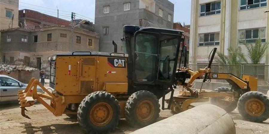 حملات مكثفة لتمهيد الطرق وتسهيل حركة المرور في قرية الشعراء بدمياط