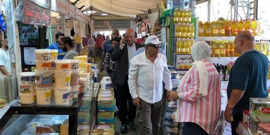 محافظ الدقهلية يتفقد معرض السلع الدائم ومنفذ الخبز بحي شرق المنصورة