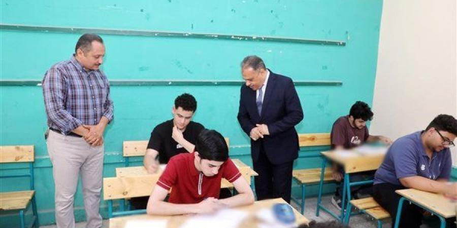 محافظ الشرقية يتفقد لجان امتحانات الثانوية العامة بمدرسة عبد العزيز علي الابتدائية