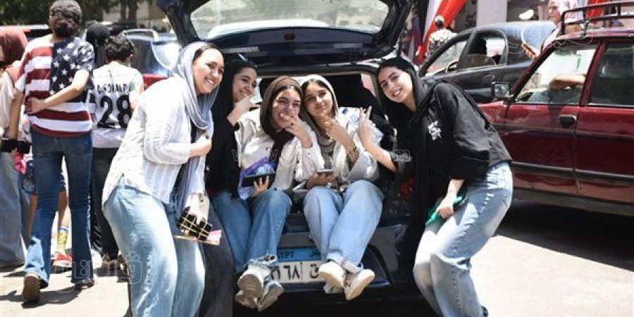 ورود وهدايا، فيتو ترصد مشاهد إنسانية بعد أول امتحانات الثانوية العامة (صور)