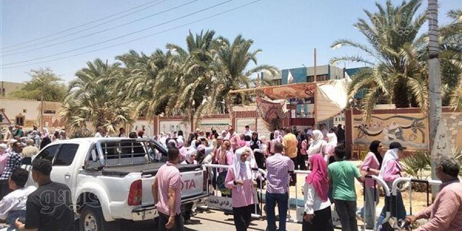 ارتياح بين طلاب الثانوية العامة بالوادي الجديد بعد امتحاني التربية الدينية والوطنية (فيديو وصور)