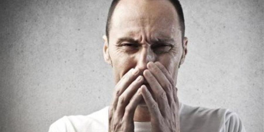 أحذر من خطورة كتم العطسة، استشاري: تصيب بانفجار حويصلات الرئة ونزيف بالمخ
