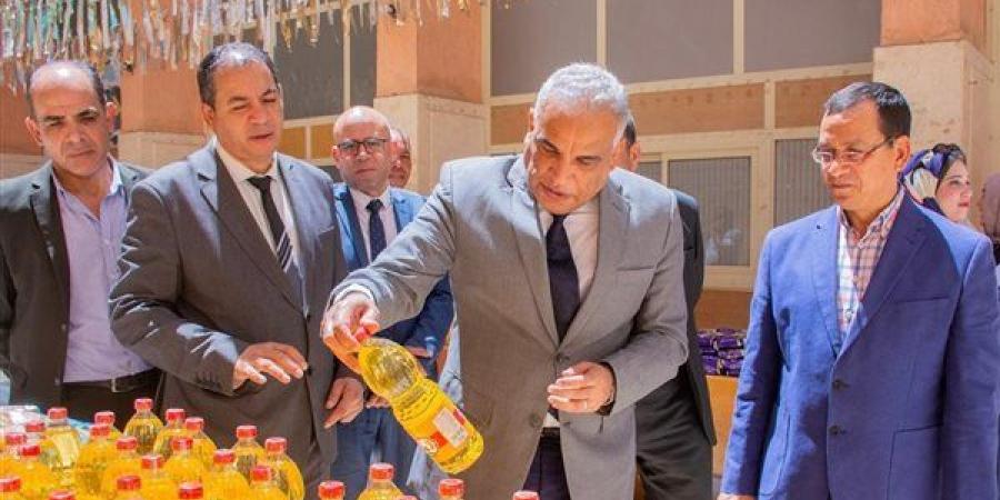 رئيس جامعة طنطا يفتتح معرض السلع المخفضة والمنتجات الغذائية بكلية الزراعة