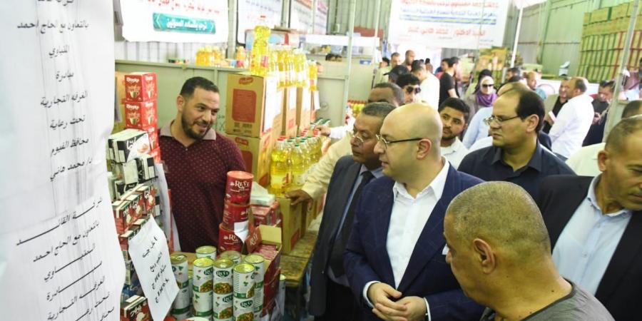 بالتعاون مع الغرفة التجارية.. محافظ الفيوم يفتتح معرض بيع السلع الغذائية بأسعار مخفضة