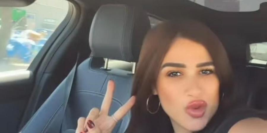 عربية من غير سواق في أمريكا.. تعليق طريف من ياسمين عبد العزيز يشعل السوشيال ميديا