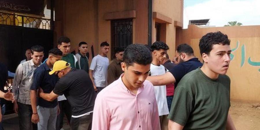تواجد كثيف لأولياء أمور طلاب الثانوية العامة أمام لجنة أولاد الأكابر بسوهاج (فيديو)