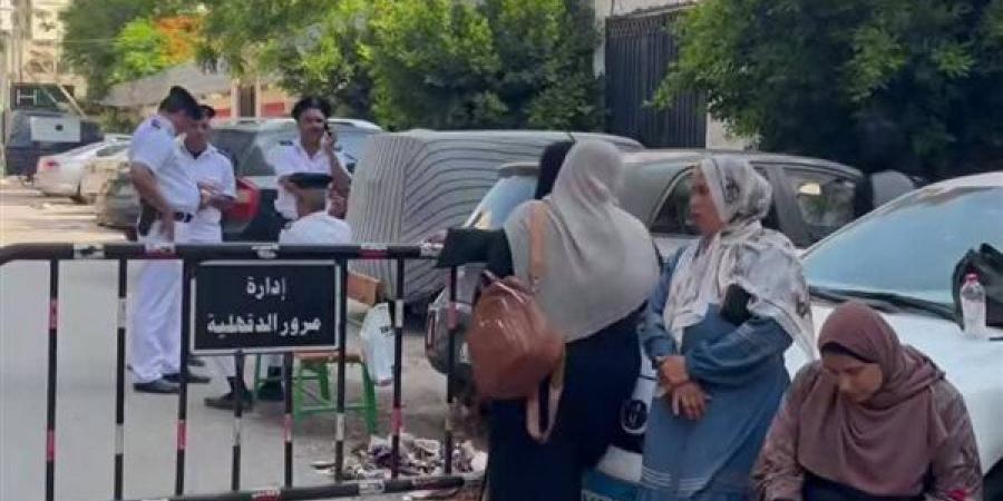 الترقب والقلق يسيطران على أولياء الأمور أمام لجان الثانوية العامة بالدقهلية (صور)