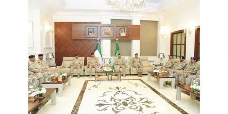 رئيس الأركان بحث مع نظيره السعودي تطوير التعاون الدفاعي بين البلدين