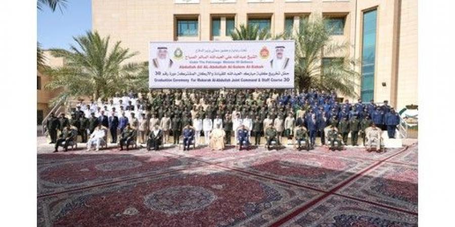 وزير الدفاع: إعداد القيادات العسكرية المستقبلية وتطوير قدراتهم المهنية لخدمة الوطن