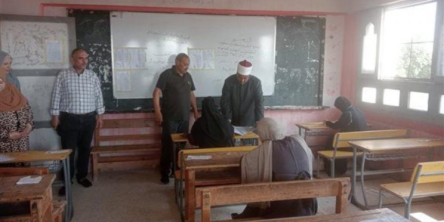 الثانوية الأزهرية، مدير منطقة الإسماعيلية يتفقد لجنة امتحان الأحياء بمعهد أبوخروع