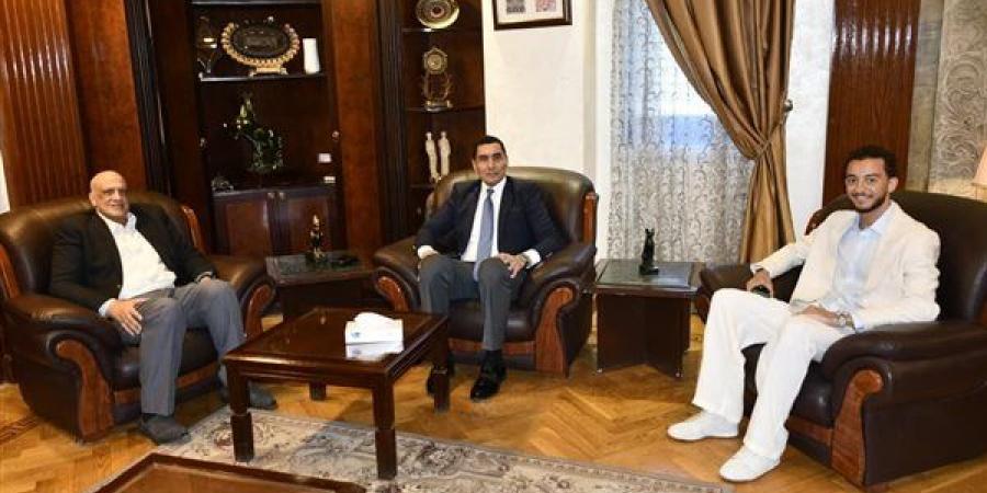 وزير الرياضة يلتقي البطل الأولمبي محمد السيد لاعب منتخب السلاح