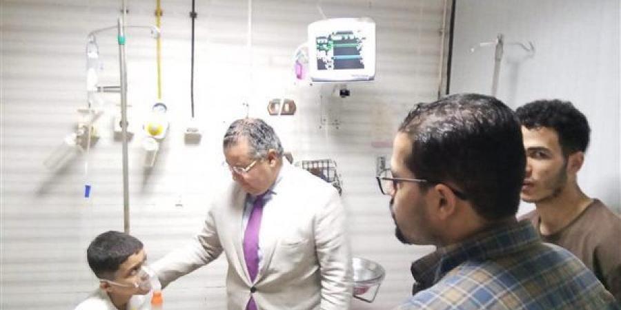 مدير مستشفيات بنها الجامعية يتابع مصابي حادث تسرب الكلور بوحدة مياه الرملة