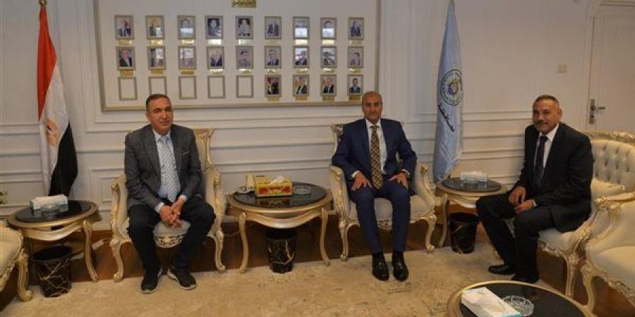 محافظ أسيوط يبحث مع رئيس هيئة الخدمات البيطرية تطوير المنظومة ودعم الثروة الحيوانية