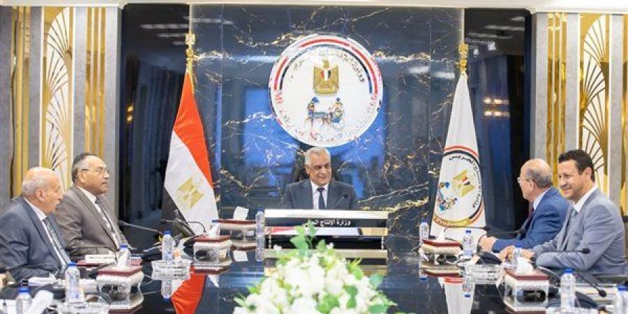 وزير الإنتاج الحربي يتابع الموقف التنفيذي لمشروع تطوير مراكز تجميع الألبان