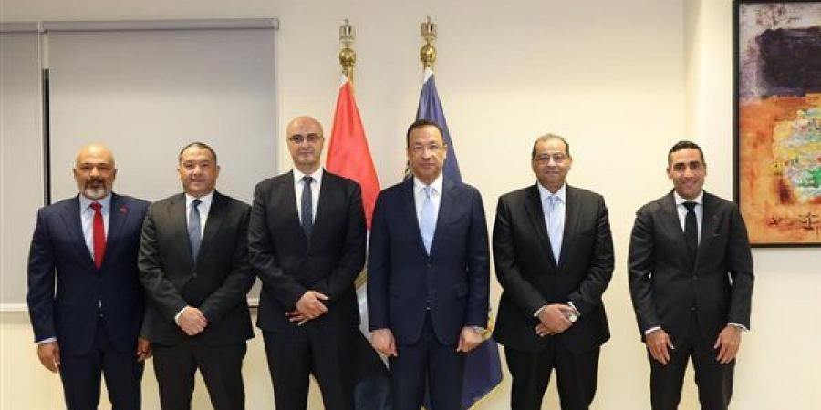 وزير الاتصالات يشهد مراسم توقيع ملاحق تراخيص شريحة الطفل