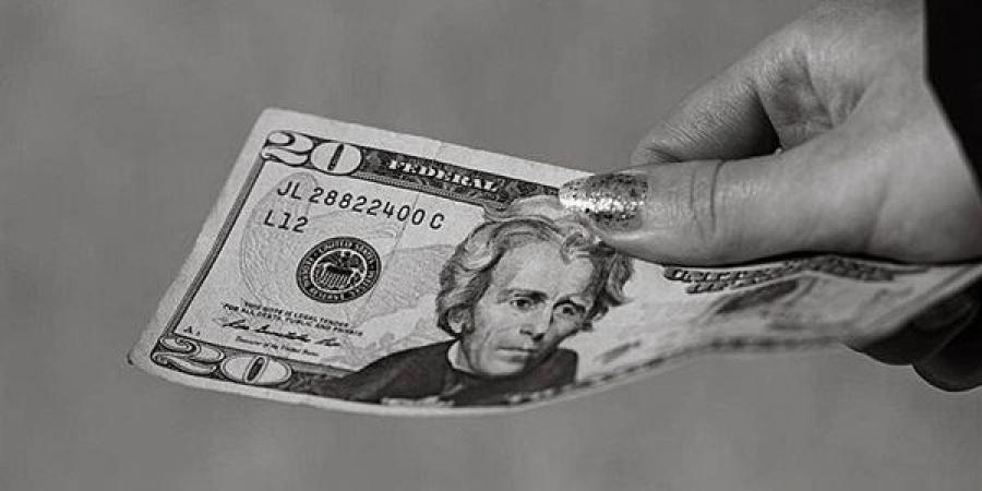 سعر صرف الدولار أمام الجنيه اليوم الخميس فى البنوك