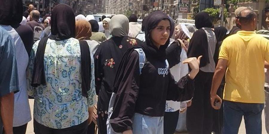 تعرض طالبتين لوعكة صحية داخل لجنة ثانوية عامة بميت غمر ونقلهما إلى المستشفى