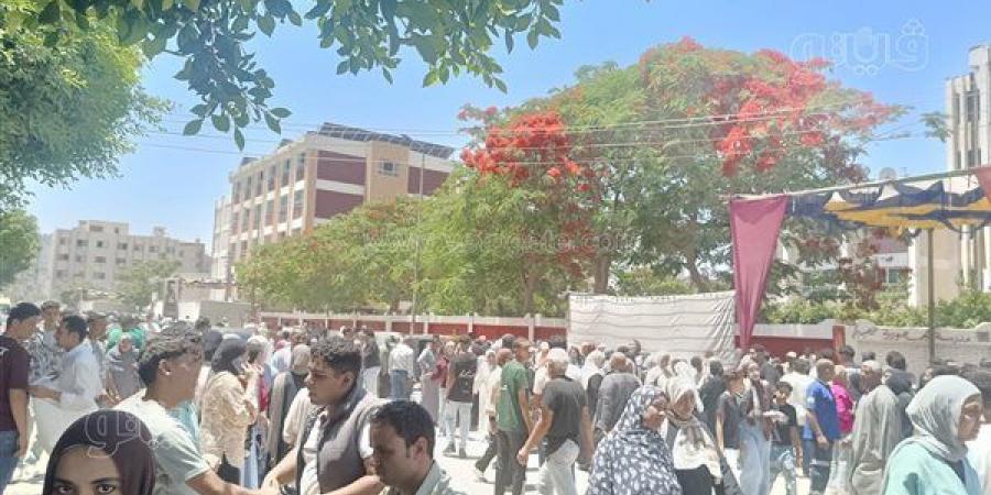 طلاب الثانوية العامة بالشرقية يؤدون اليوم امتحاني الكيمياء والجغرافيا في ثاني أيام المواد المضافة للمجموع