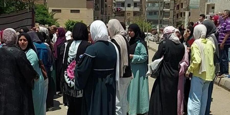 الأسئلة محتاجة تركيز والوقت مكفاش، شكاوى من صعوبة امتحان الكيمياء بالقليوبية (صور)
