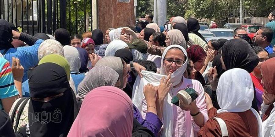 10 صور ترصد حزن وبكاء طلاب الثانوية العامة بعد انتهاء امتحان الكيمياء