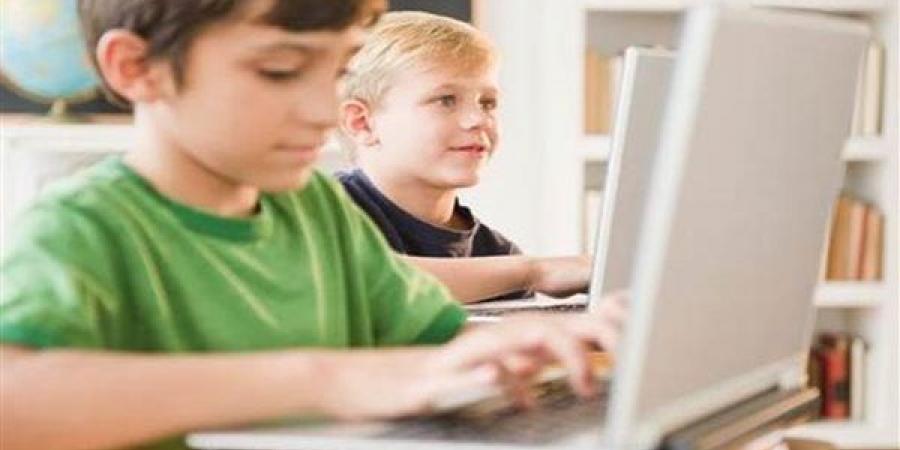 كيف تحمي خدمتي "اطمن" و"اطمن على الآخر" الأطفال من المخاطر الإلكترونية؟