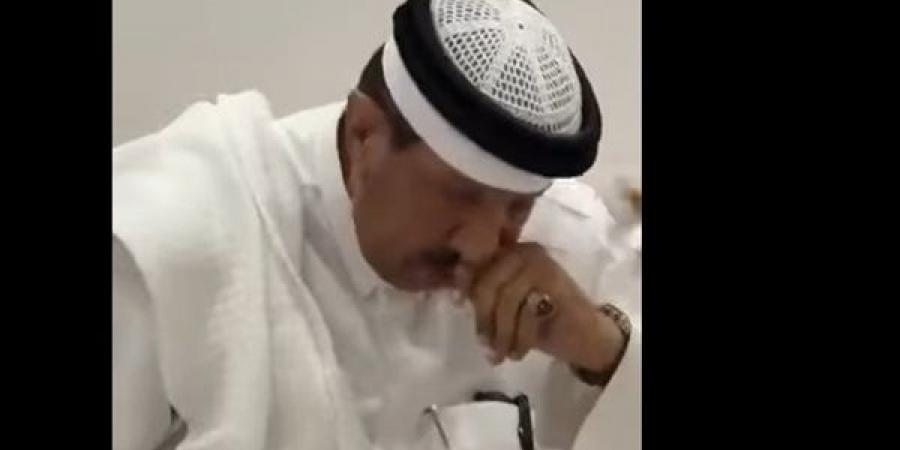3 مشاهد مؤثرة لفوز الفراعنة، كويتي وسوري يبكيان بشدة وشاب غزاوي يخفي عينه بعلم مصر (فيديو)