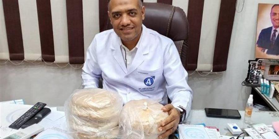 تعبيرًا عن فرحتها بعد نجاح عملية ابنها، سيدة بقنا تهدي الطبيب "عيش شمسي"