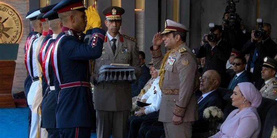 السيسي يسلم علم القوات المسلحة لرفعه على مقر القيادة الإستراتيجية