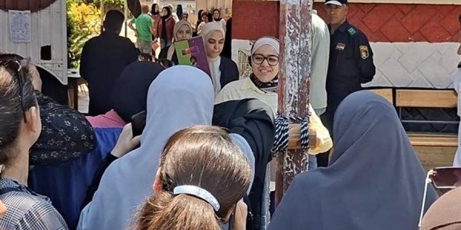 نقل مراقب وطالبتين إلى المستشفيات وإسعاف 8 آخرين داخل لجان الثانوية العامة بالدقهلية