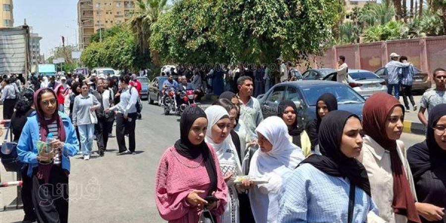 طلاب الثانوية العامة بالأقصر عن امتحان الإنجليزي: سهل وعوضنا عن الكيمياء (فيديو)