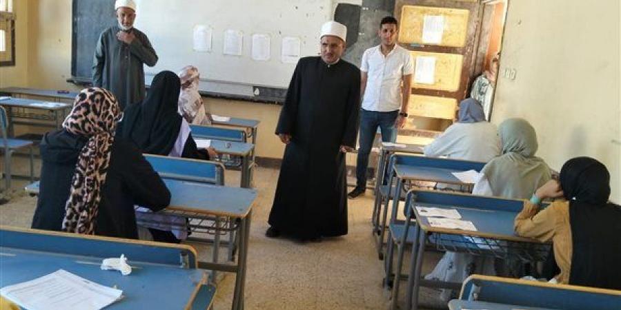 رئيس منطقة الإسماعيلية يتابع امتحانات القسم الأدبي بلجنة الأبطال شرق القناة