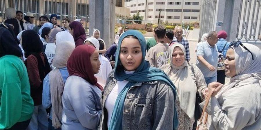 الأسئلة مباشرة والوقت كاف، ارتياح بين طلاب الثانوية بالإسكندرية بعد امتحان الإنجليزي (فيديو)