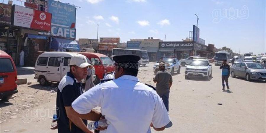رئيس مدينة الضبعة يتابع نقل السيارات والتروسيكلات من مدخل المدينة للحد من التكدس المروري