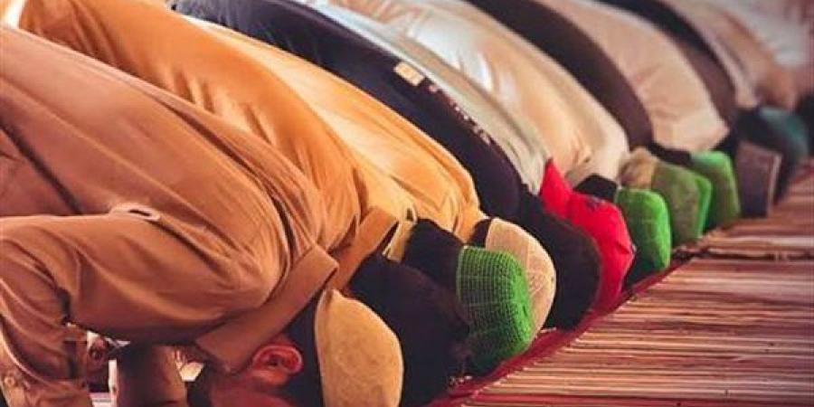 هل يجوز للمأموم المنفرد جذب مصلٍّ آخر لإقامة صف جديد؟ الإفتاء تجيب