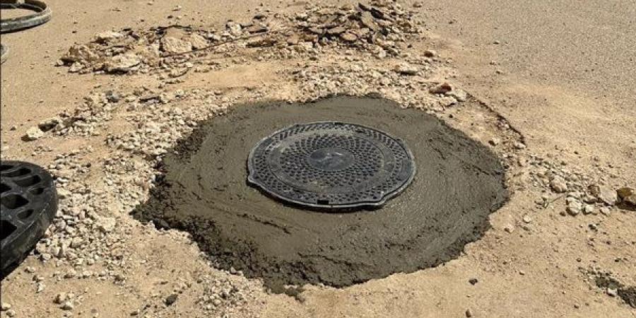 استمرار أعمال تركيب وتجديد أغطية مطابق الصرف الصحي بمدينة الملك عبد الله
